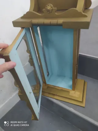 Capilla religiosa de madera dorada, leer anuncio