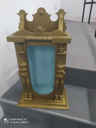 Capilla religiosa de madera dorada, leer anuncio