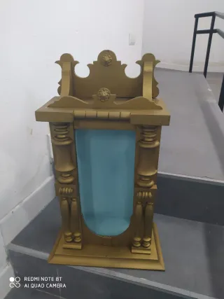 Capilla religiosa de madera dorada, leer anuncio