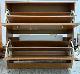 Zapatero de madera marrón