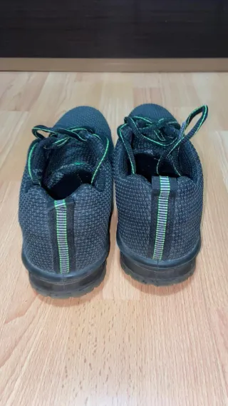 Zapatos de seguridad negros y verdes.