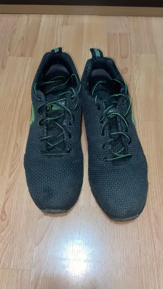 Zapatos de seguridad negros y verdes.