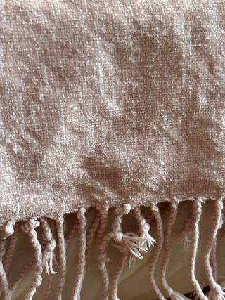 Manta decorativa rosa con flecos