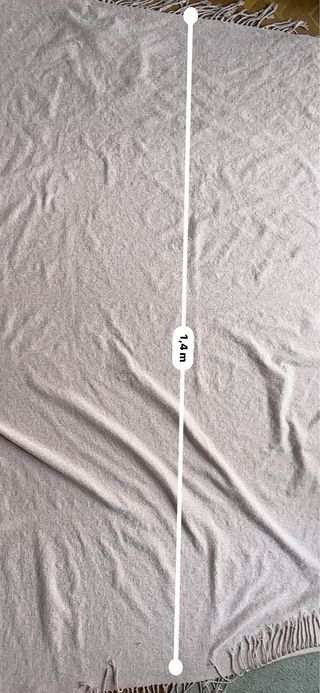 Manta decorativa rosa con flecos