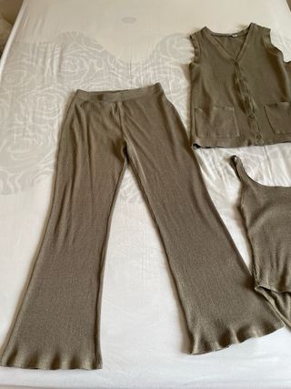Conjunto canalé Zara chaleco, body y pantalón