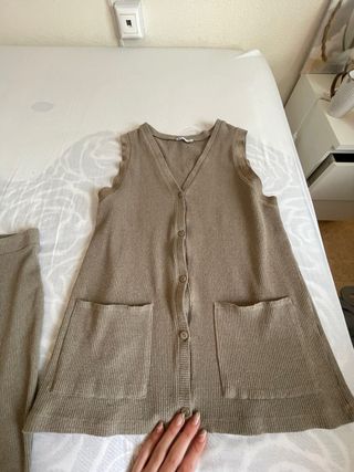 Conjunto canalé Zara chaleco, body y pantalón