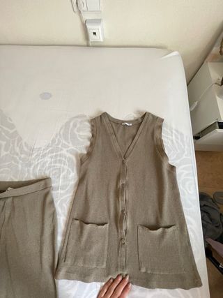 Conjunto canalé Zara chaleco, body y pantalón