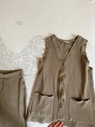 Conjunto canalé Zara chaleco, body y pantalón