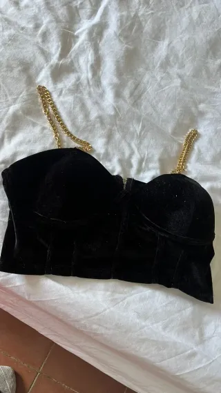 Top terciopelo con cadena dorada