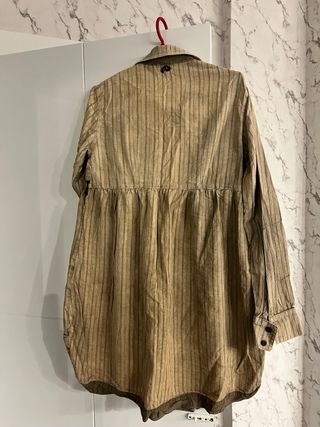 Vestido camisero beige con bordado floral