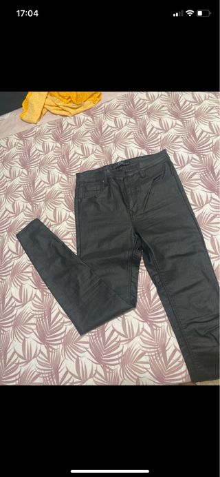 Pantalones efecto cuero negros