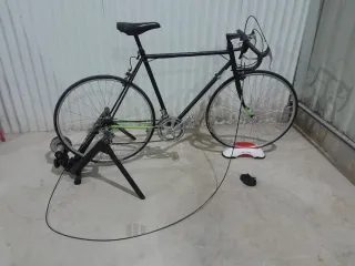 Bicicleta con rodillo para entrenamiento