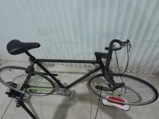 Bicicleta con rodillo para entrenamiento