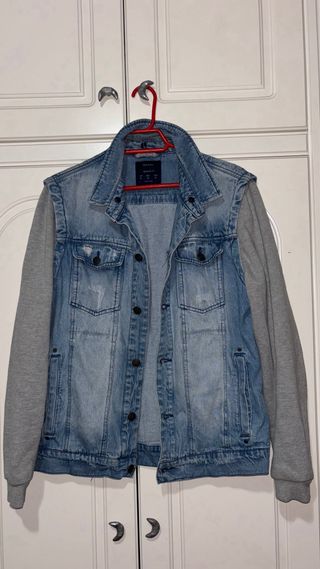 Chaqueta vaquera con mangas grises