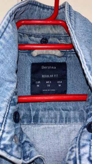 Chaqueta vaquera con mangas grises