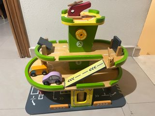 Parking de madera con coches