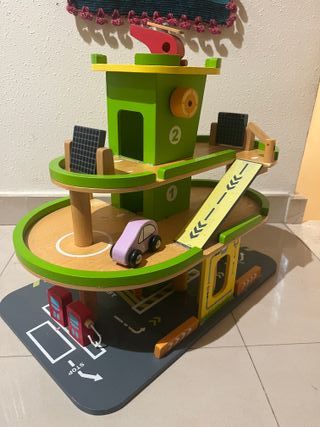 Parking de madera con coches