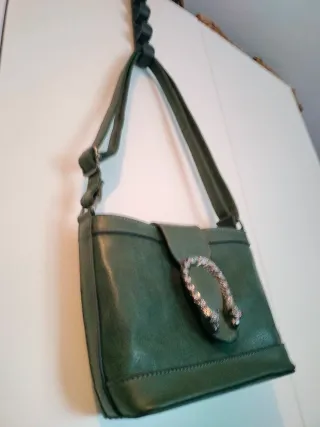 Bolso verde con detalle metálico