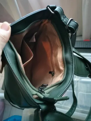 Bolso verde con detalle metálico