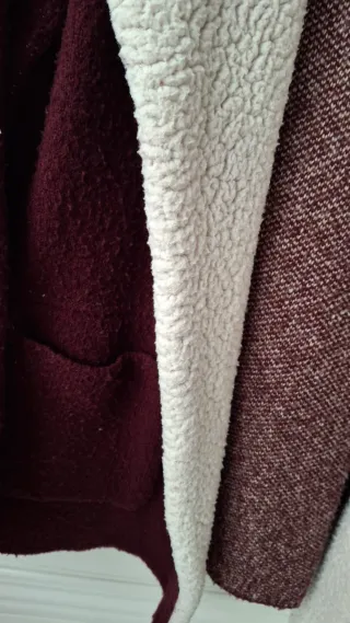 Cárdigan lana burdeos y borreguito beige