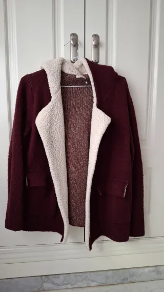 Cárdigan lana burdeos y borreguito beige