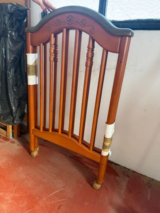 Cuna de madera con ruedas
