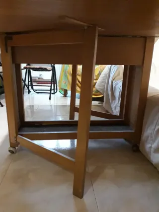 Mesa de madera plegable con ruedas