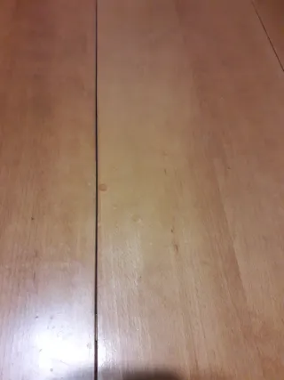 Mesa de madera plegable con ruedas