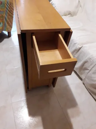 Mesa de madera plegable con ruedas