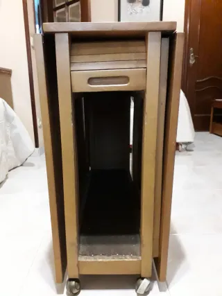 Mesa de madera plegable con ruedas