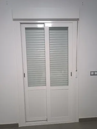 Ventanal corredero con persiana