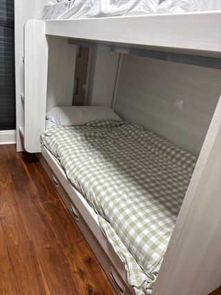 Litera blanca con cajones. De Singularea.