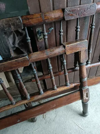 Cama antigua de madera, más de 100 años con somier