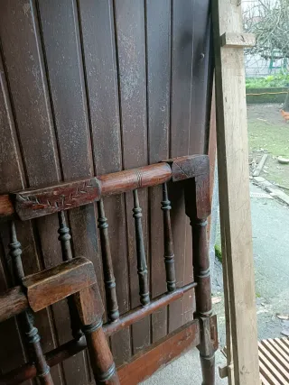 Cama antigua de madera, más de 100 años con somier