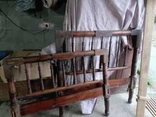 Cama antigua de madera, más de 100 años con somier