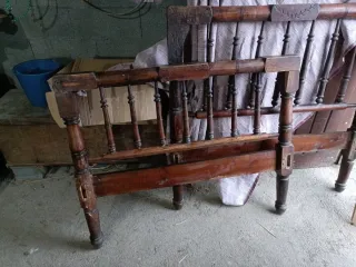 Cama antigua de madera, más de 100 años con somier
