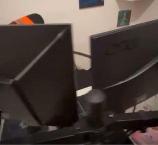 Soporte doble para dos monitores.