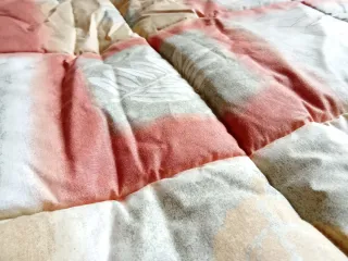 Colcha edredón nueva con volantes de 135