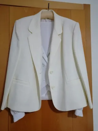 Conjunto chaqueta y blusa.