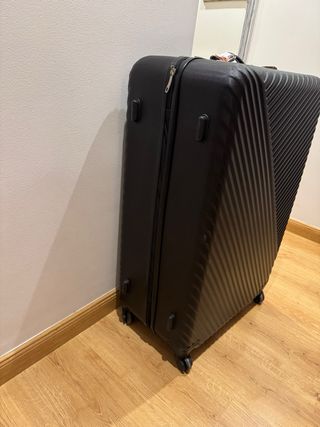 Maleta Negra Grande Rígida con Ruedas