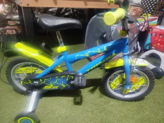 Bicicleta infantil azul y amarilla para niños de 3