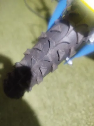 Bicicleta infantil azul y amarilla para niños de 3