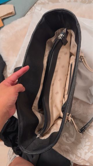 Bolso Guess negro con cadena dorada