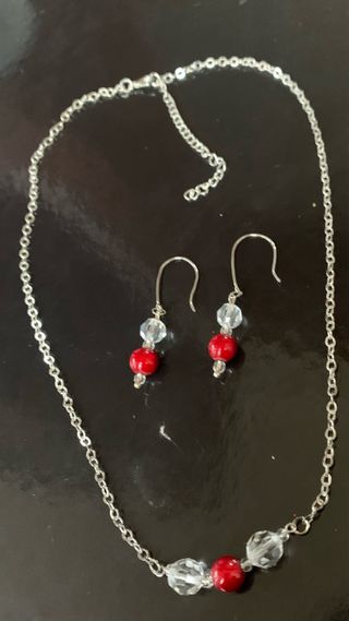 Orecchini pendenti rossi e cristalli