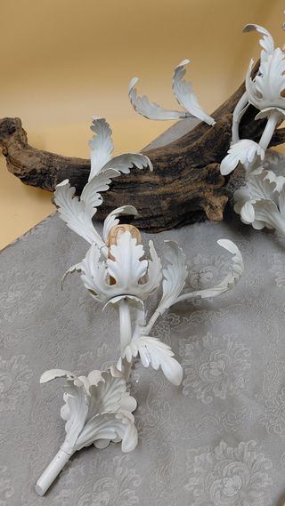 Coppia di appliques in metallo bianco