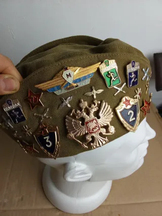 Gorra militar soviética con insignias URSS