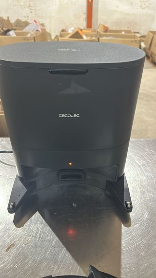 - Cecotec Robot Aspirador y Fregasuelos con Base