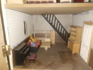 Casita de muñecas amueblada