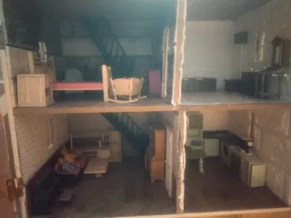 Casita de muñecas amueblada