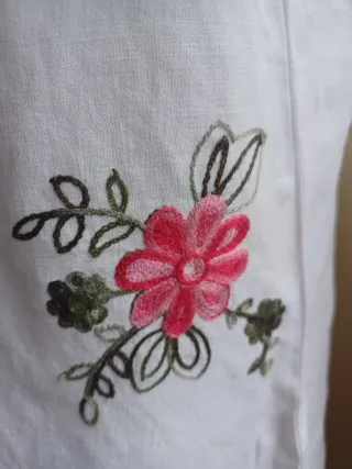 Camisa blanca cuello mao bordada flores Manga cort